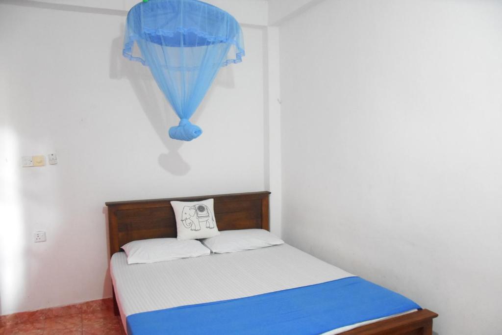 Postel nebo postele na pokoji v ubytování Queen Inn Anuradhapura
