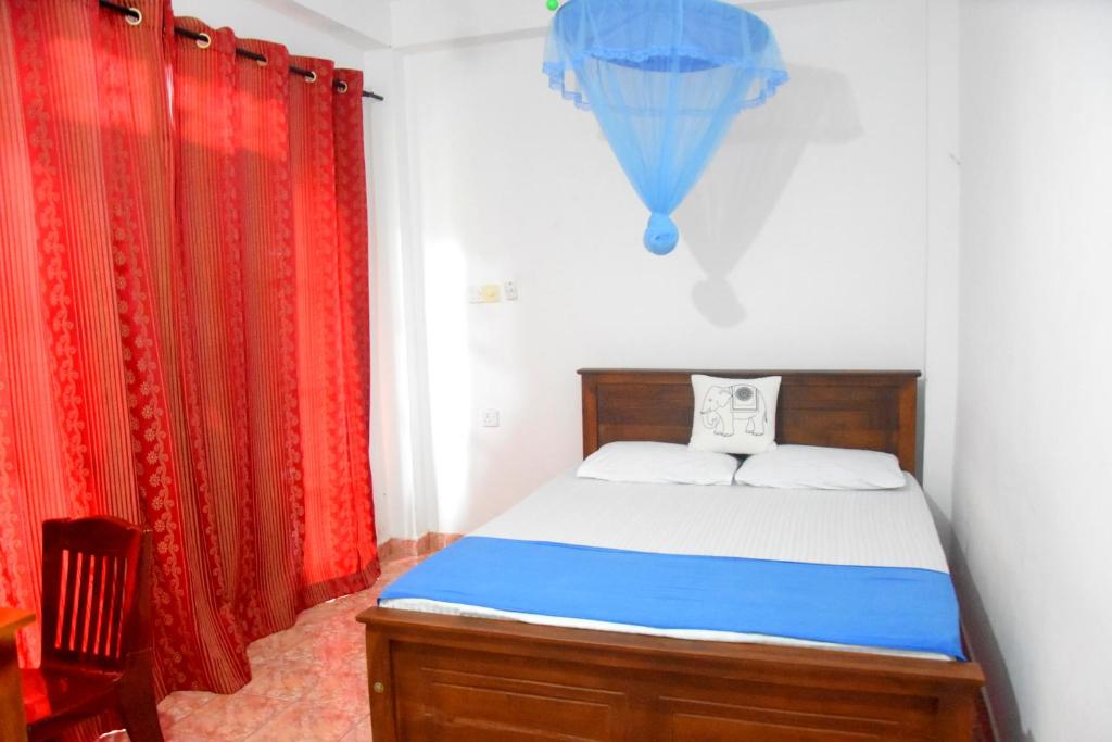 Postel nebo postele na pokoji v ubytování Queen Inn Anuradhapura