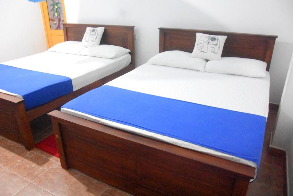 Postel nebo postele na pokoji v ubytování Queen Inn Anuradhapura