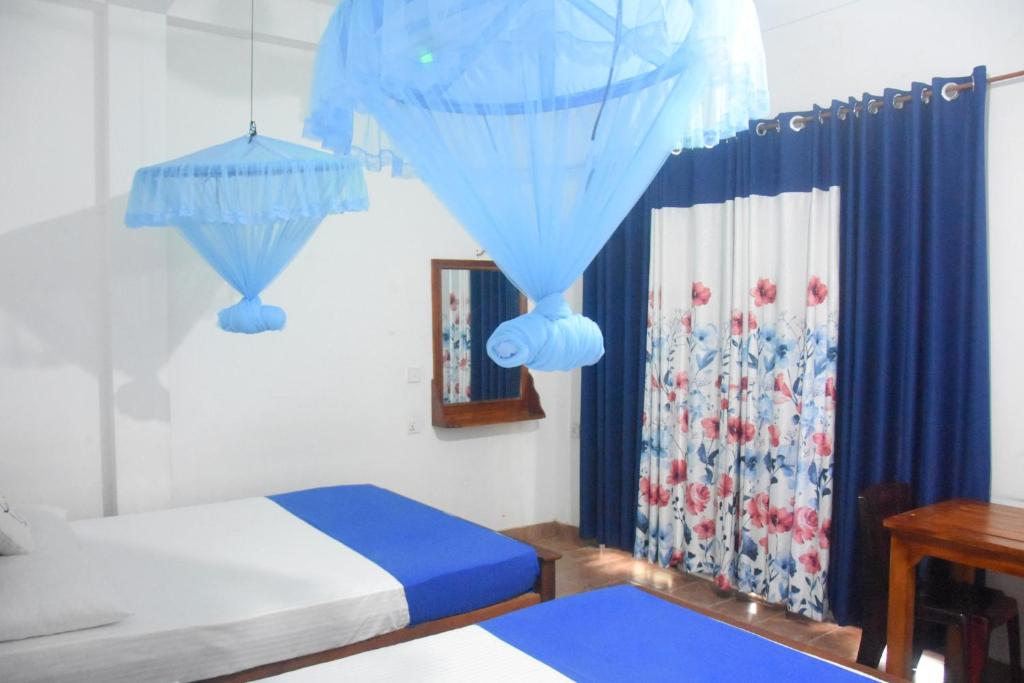 Postel nebo postele na pokoji v ubytování Queen Inn Anuradhapura