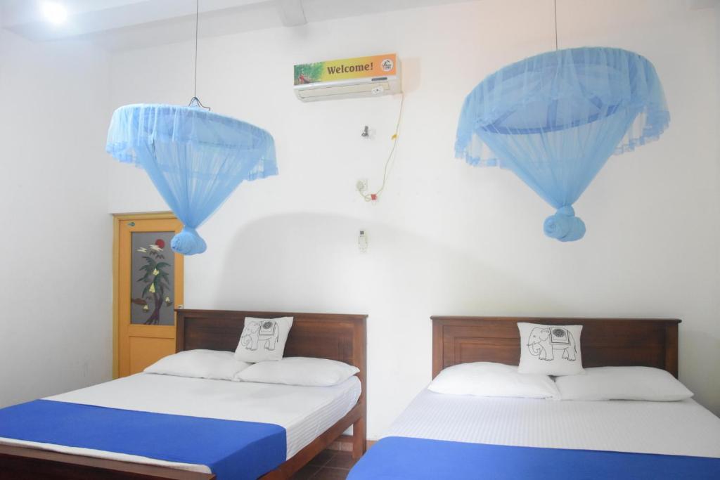 Postel nebo postele na pokoji v ubytování Queen Inn Anuradhapura