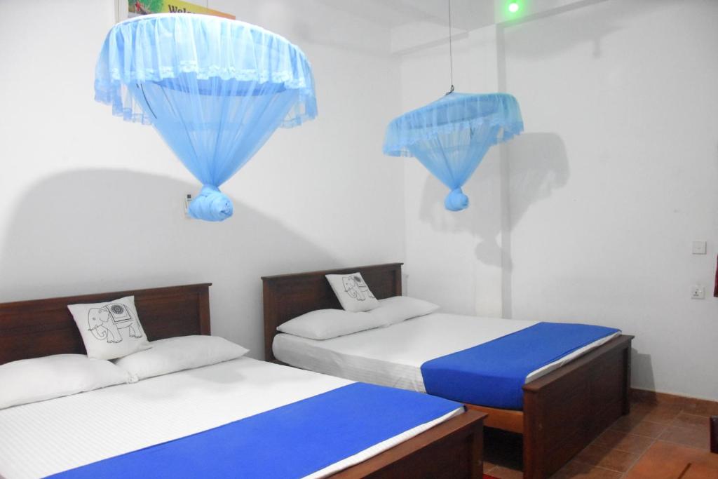 Postel nebo postele na pokoji v ubytování Queen Inn Anuradhapura