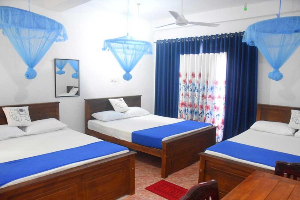 Postel nebo postele na pokoji v ubytování Queen Inn Anuradhapura