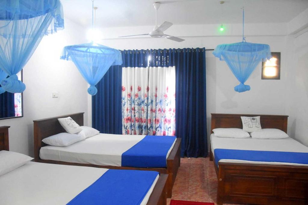 Postel nebo postele na pokoji v ubytování Queen Inn Anuradhapura
