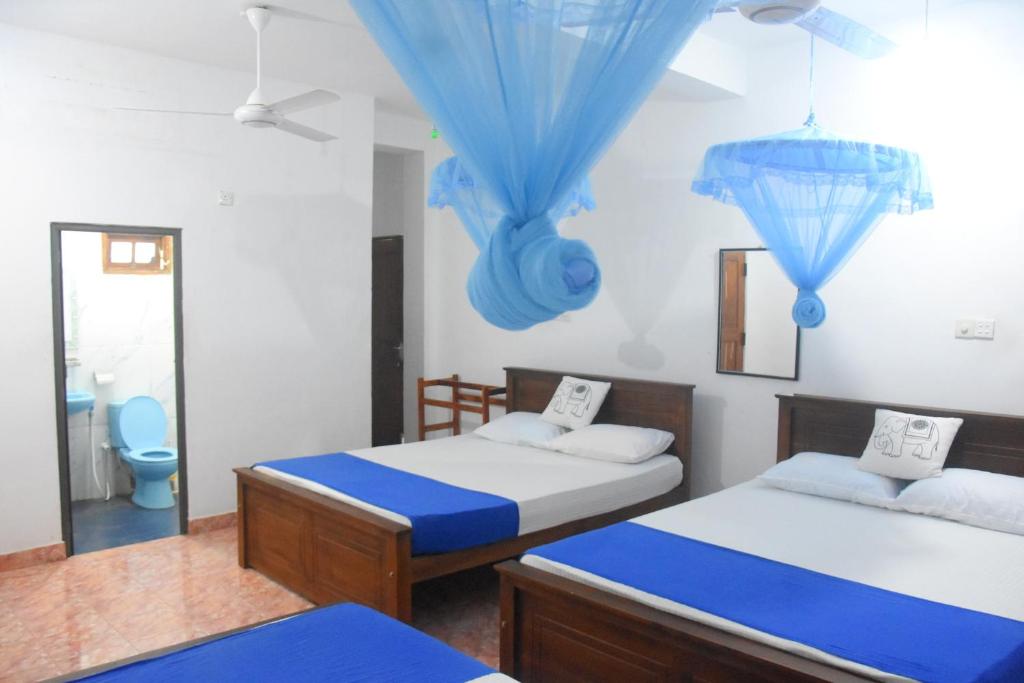 Postel nebo postele na pokoji v ubytování Queen Inn Anuradhapura