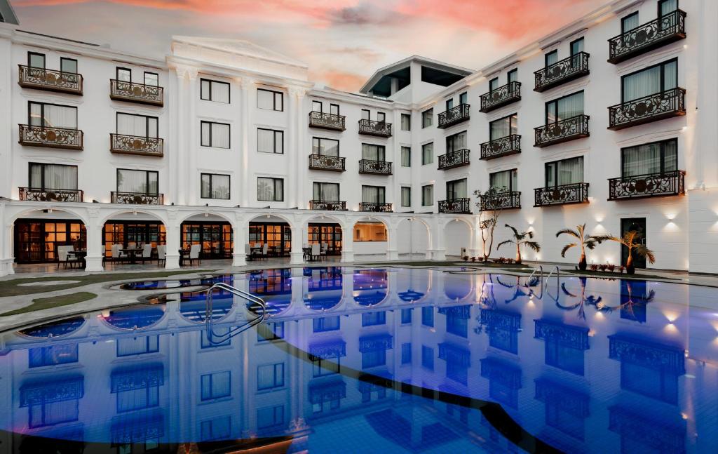 Бассейн в Ramada by Wyndham Goa Vagator или поблизости