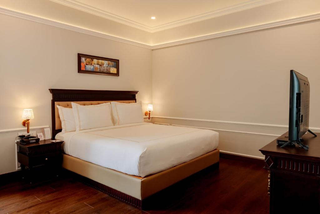 Кровать или кровати в номере Ramada by Wyndham Goa Vagator
