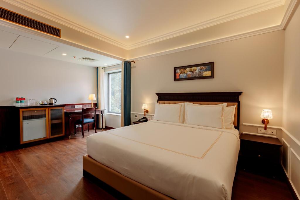 Кровать или кровати в номере Ramada by Wyndham Goa Vagator
