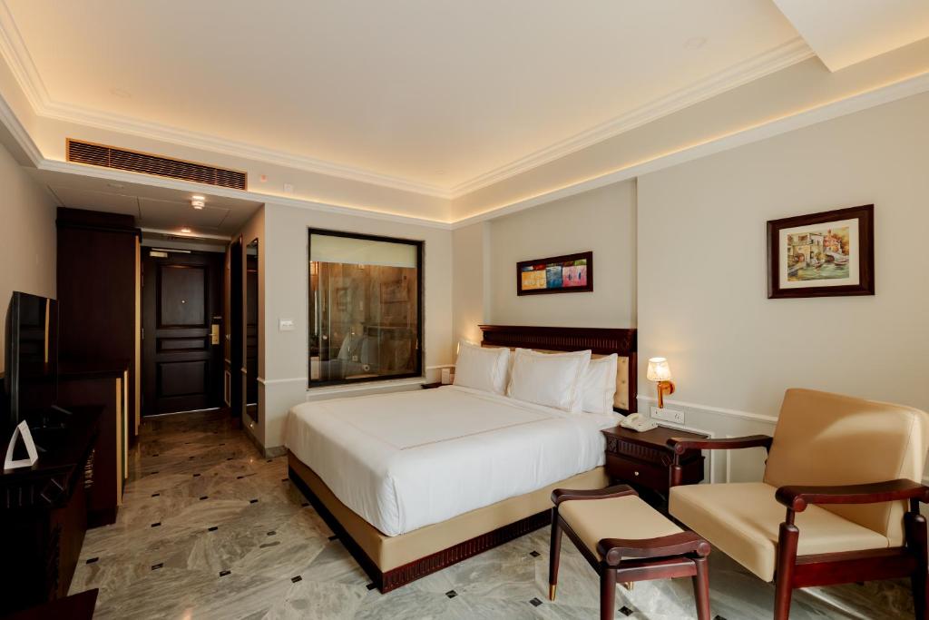Кровать или кровати в номере Ramada by Wyndham Goa Vagator