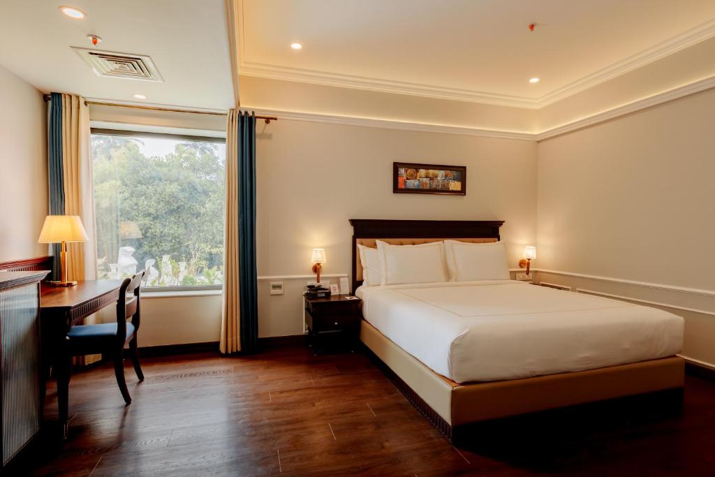 Кровать или кровати в номере Ramada by Wyndham Goa Vagator