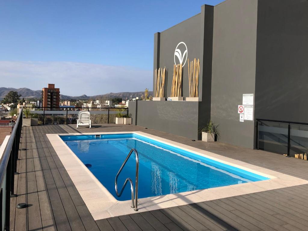 a swimming pool on the roof of a building at Departamento con piscina en pleno centro in Villa Carlos Paz