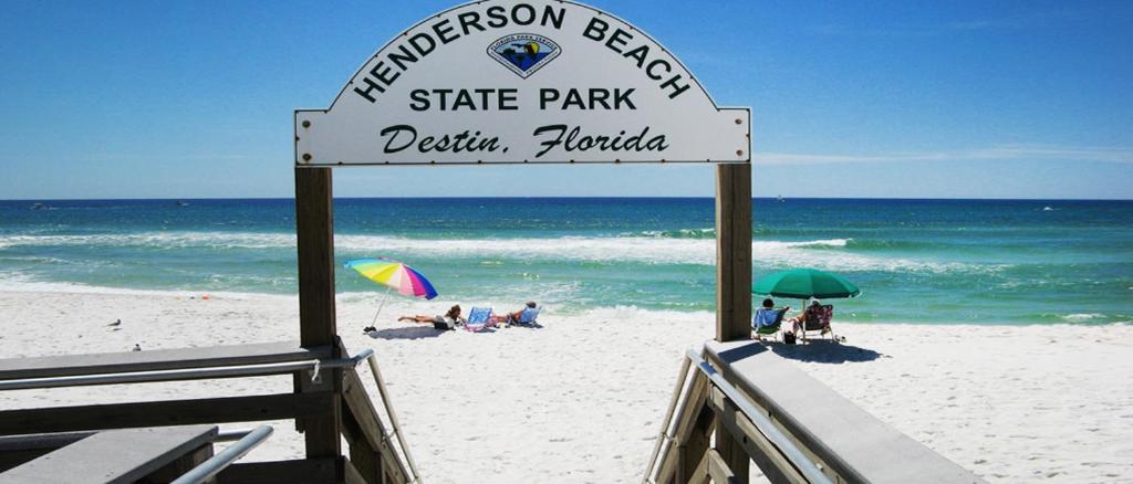 ein Schild für einen State Park am Strand in der Unterkunft Marvelous 9th Floor Condo Gulf, Pool &amp; Sunset View in Destin
