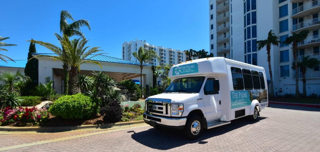 ein weißer Imbisswagen parkt auf einem Parkplatz in der Unterkunft Marvelous 9th Floor Condo Gulf, Pool &amp; Sunset View in Destin
