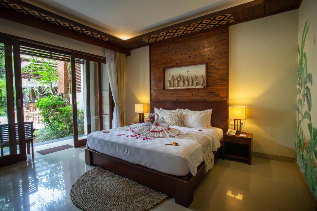 烏布的住宿－Awatara Boutique Resort Ubud，一间卧室,卧室内配有一张大床
