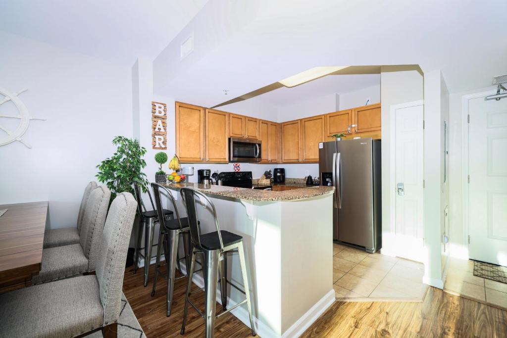 Cuina o zona de cuina de Marvelous 9th Floor Condo Gulf, Pool & Sunset View