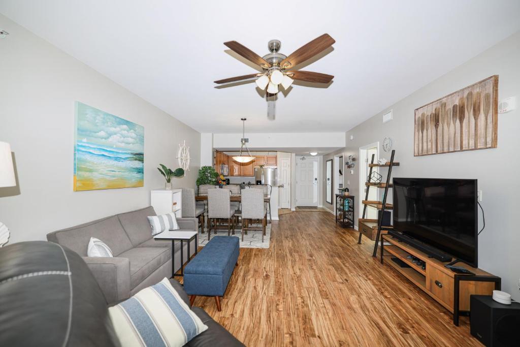 Ein Sitzbereich in der Unterkunft Marvelous 9th Floor Condo Gulf, Pool &amp; Sunset View
