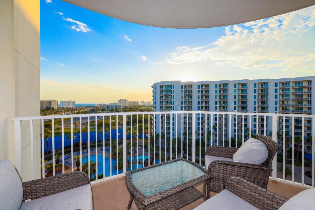 Der Swimmingpool an oder in der Nähe von Marvelous 9th Floor Condo Gulf, Pool &amp; Sunset View