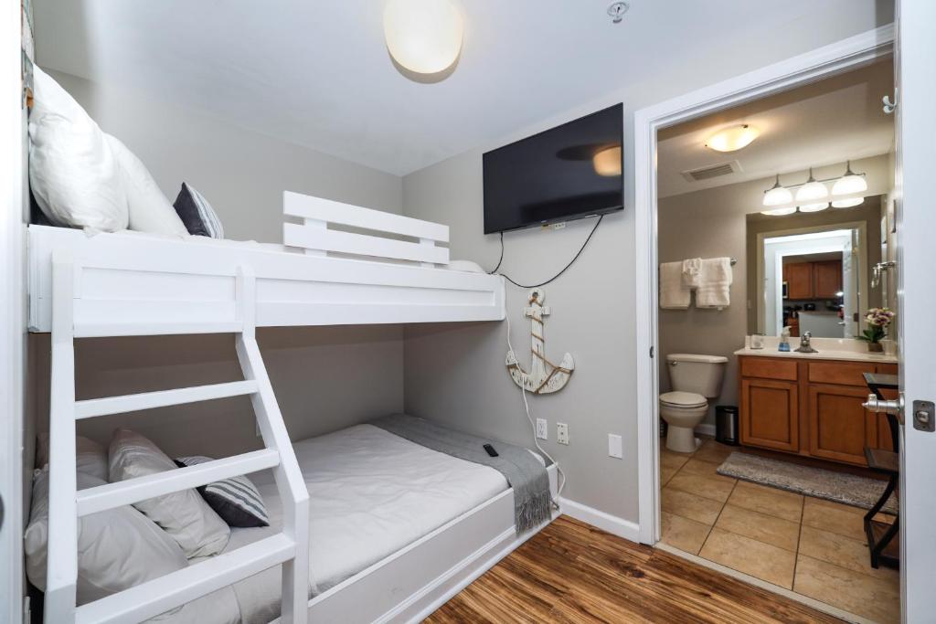 Ein Bett oder Betten in einem Zimmer der Unterkunft Marvelous 9th Floor Condo Gulf, Pool &amp; Sunset View