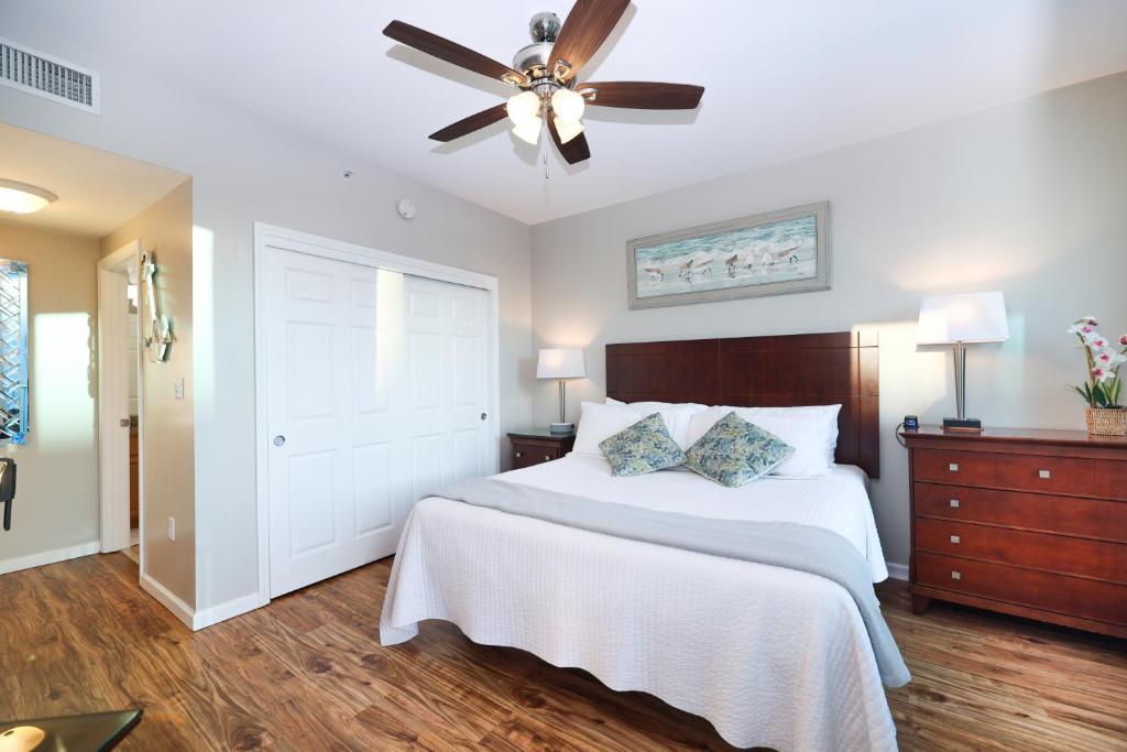 Ein Bett oder Betten in einem Zimmer der Unterkunft Marvelous 9th Floor Condo Gulf, Pool &amp; Sunset View