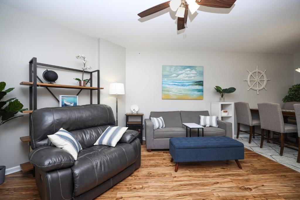 Ein Sitzbereich in der Unterkunft Marvelous 9th Floor Condo Gulf, Pool &amp; Sunset View