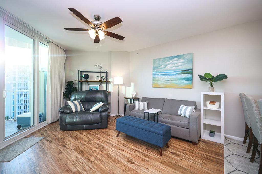 Ein Sitzbereich in der Unterkunft Marvelous 9th Floor Condo Gulf, Pool &amp; Sunset View