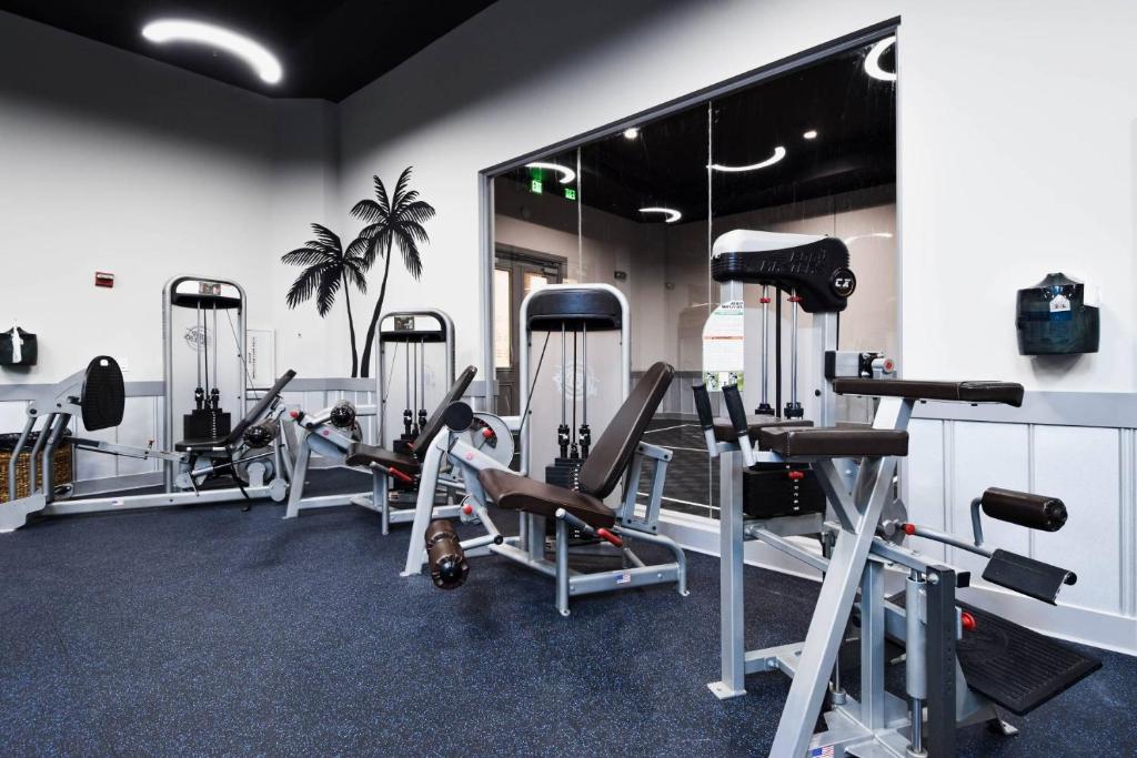 Gimnàs o zona de fitness de Marvelous 9th Floor Condo Gulf, Pool & Sunset View