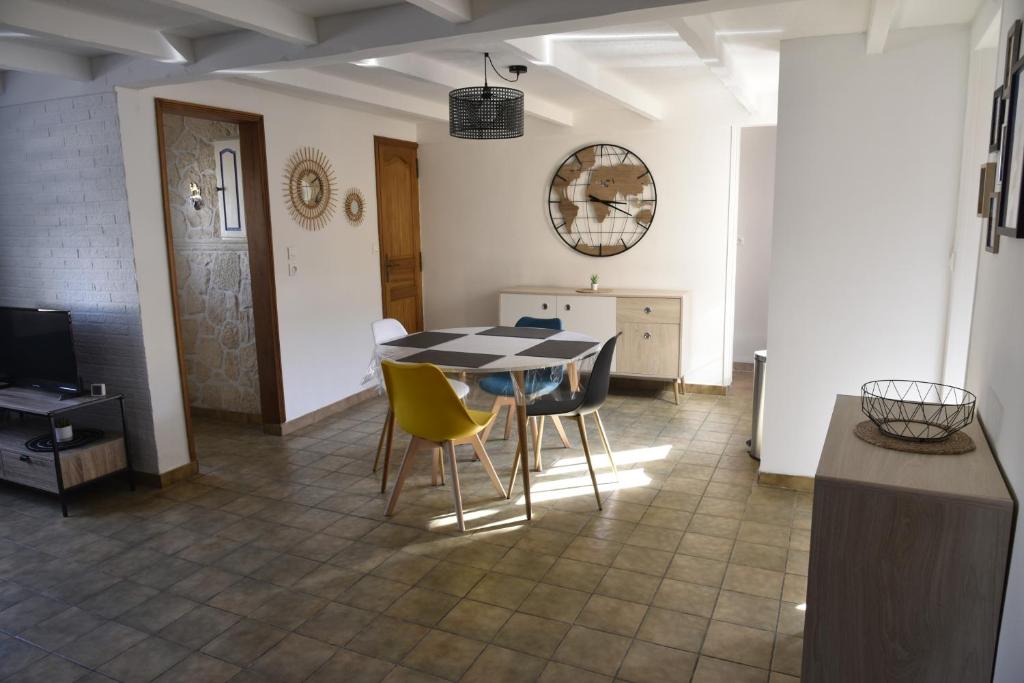 une cuisine et une salle à manger avec une table et des chaises dans l'établissement Gîte sur Grand Fort Philippe, à Grand-Fort-Philippe