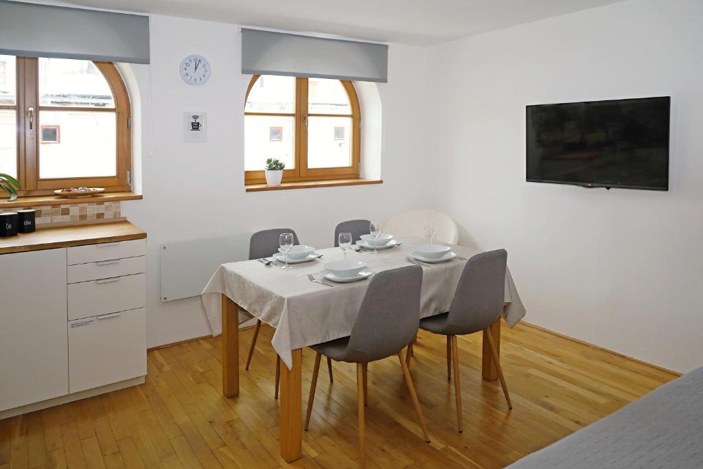 - une cuisine et une salle à manger avec une table et des chaises dans l'établissement Apartmán Hopi Hopi Svoboda nad Úpou, à Svoboda nad Úpou