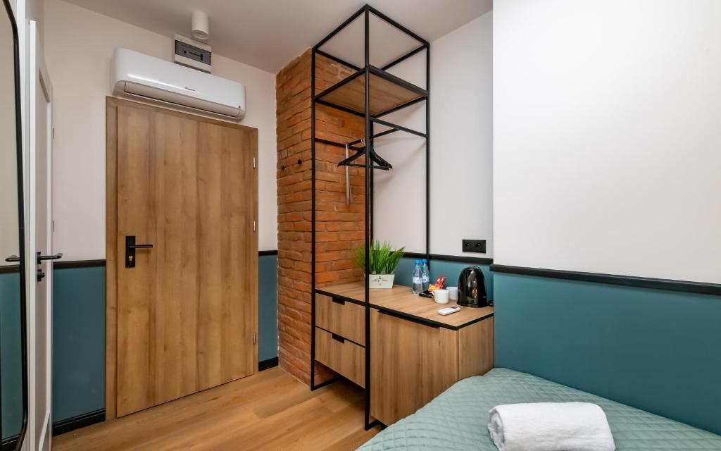 Postel nebo postele na pokoji v ubytování Noclegi Żelazna 51