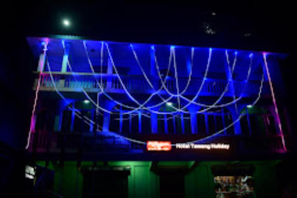 un edificio con luces azules encima en HOTEL TAWANG HOLIDAY Tawang en Tawang