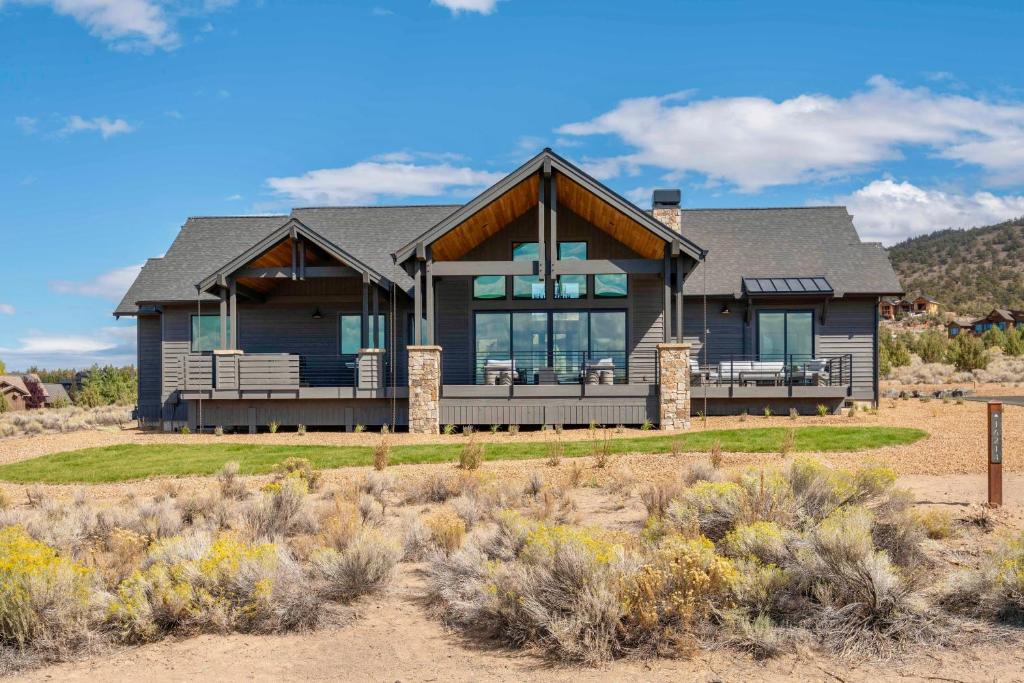 una casa con una gran terraza en el desierto en Pioneer by AvantStay Magnificent Home Located In The Brasada Ranch Community, en Powell Butte