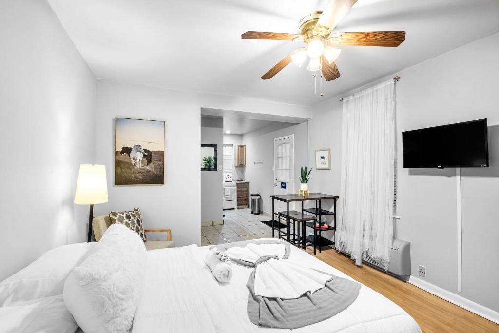 a bedroom with a white bed and a ceiling fan at Cozy Studio Apt Near Rittenhouse Square in Philadelphia