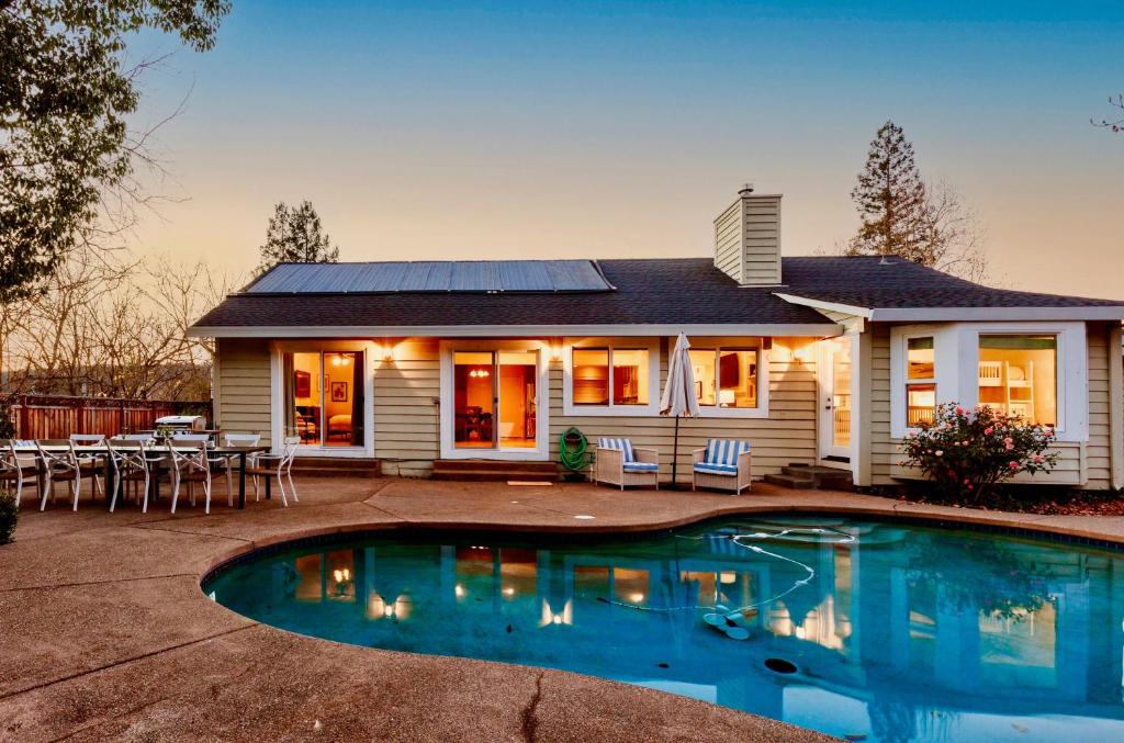 una casa con piscina frente a ella en Cabernet By AvantStay Tranquil Sonoma Valley Oasis w Pool Fire Pit, en Santa Rosa