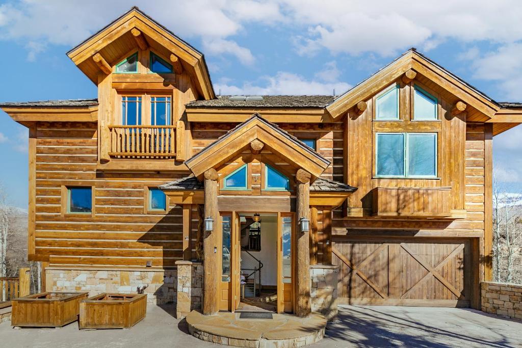 Casa de madera con porche y balcón en Adams Ranch Retreat by AvantStay Free Shuttle 2 Mountain Village Telluride Ski Resort en Telluride