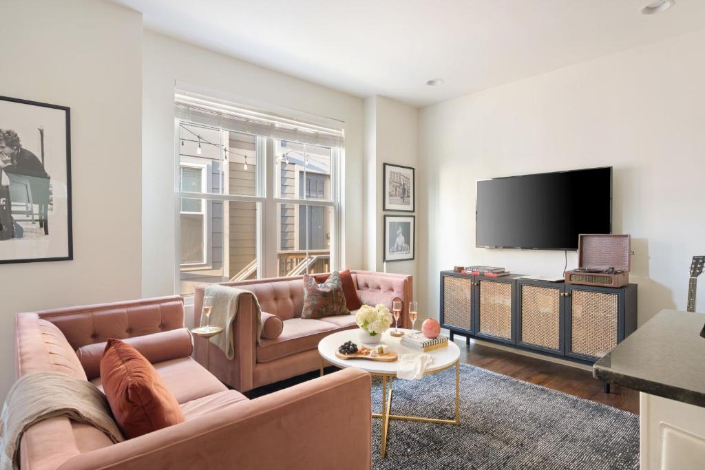 Seating area sa Hart Suite 11 by AvantStay Gorgeous Town House w Modern Amenities in Nashville