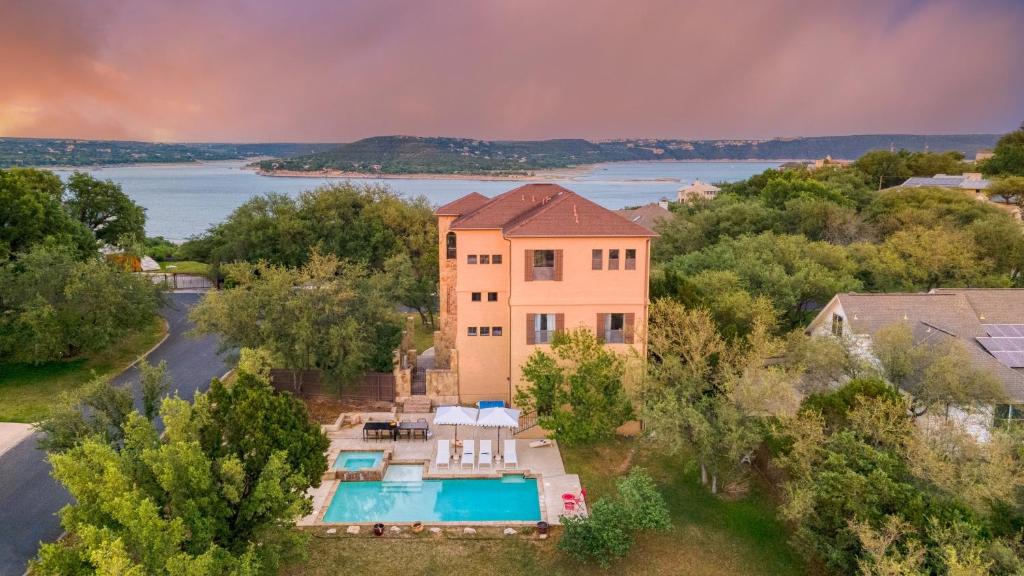 una vista aérea de una casa con piscina en Hudson by AvantStay Magnificent Home w Beautiful Views Multiple Living Areas Pool Games en Austin