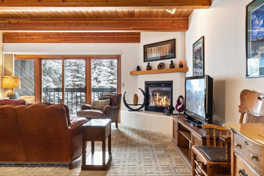 uma sala de estar com um sofá e uma lareira em Riverside Condos A103 by AvantStay Condo Close To Downtown Town Park Ski Lift 8 em Telluride