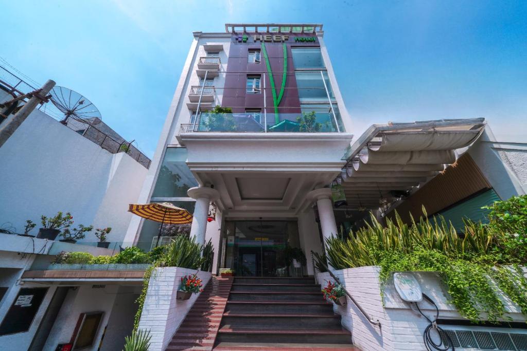 ein Gebäude mit einer Treppe, die zu ihm führt in der Unterkunft Heef Hotel in Jakarta