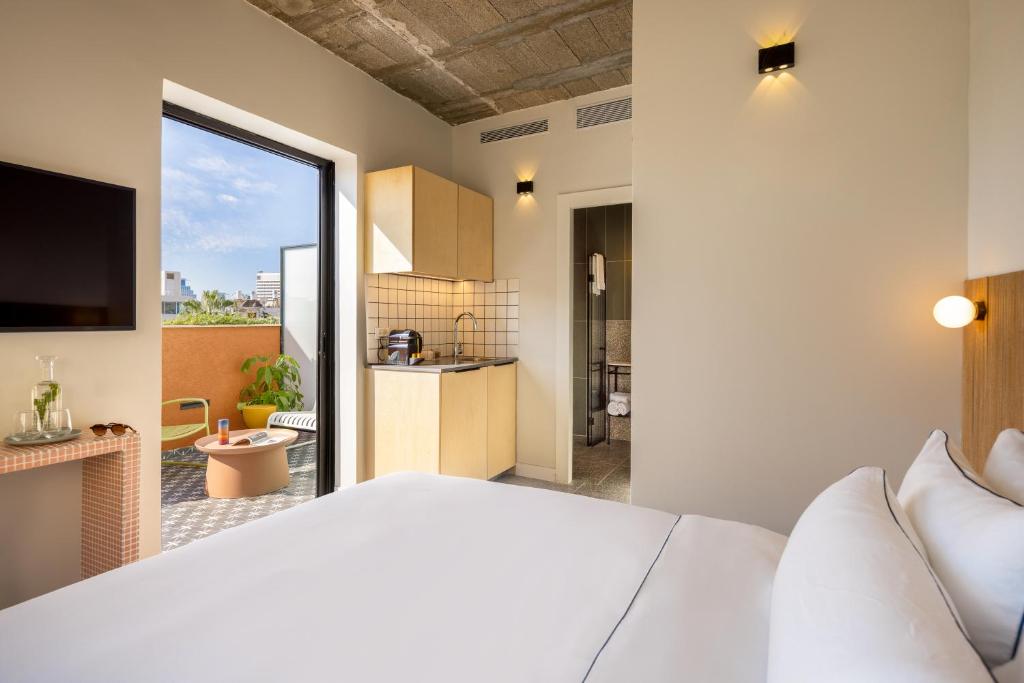 Postel nebo postele na pokoji v ubytování Savanna - by Loginn Tel-Avivian hotels