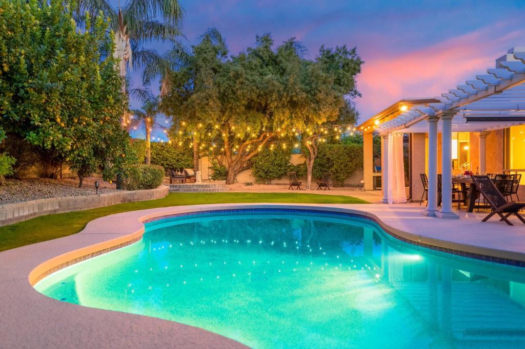 einen Pool im Hinterhof eines Hauses in der Unterkunft Dwight by AvantStay Blissful Serene Oasis Pool Firepit Entertainers Patio in Phoenix