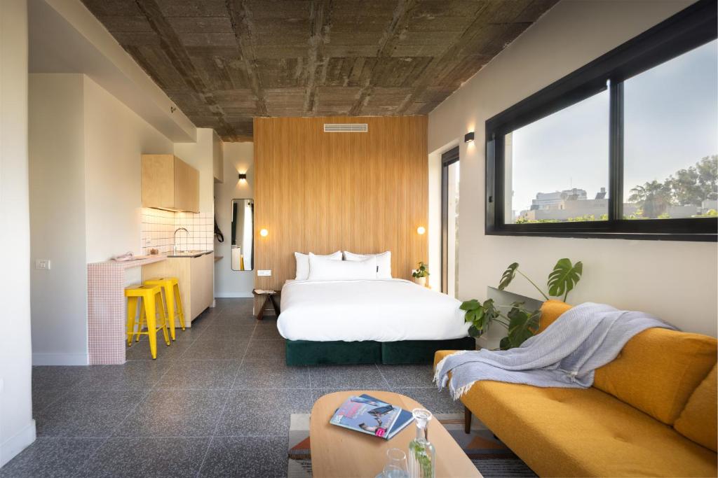 Postel nebo postele na pokoji v ubytování Savanna - by Loginn Tel-Avivian hotels