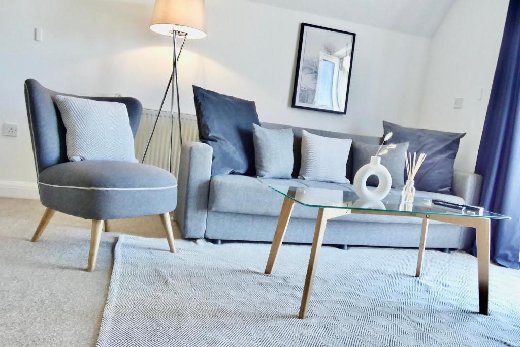 Posezení v ubytování 4 Beds 2 Bath Close To Gen-hospital Free Parking