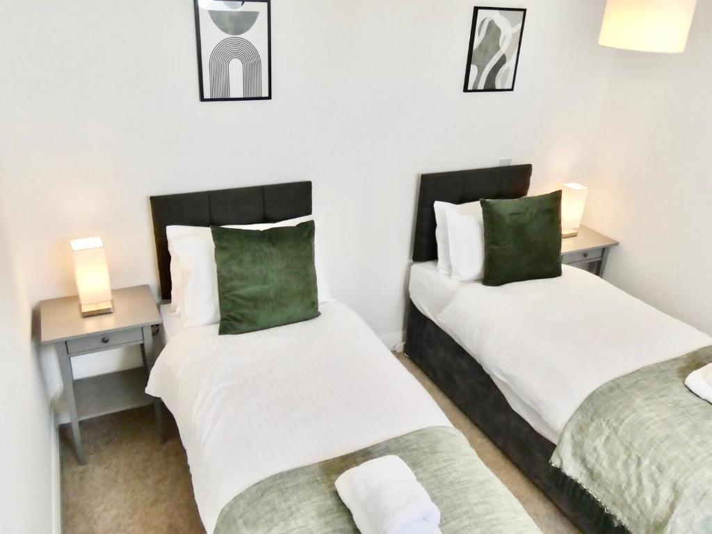 Postel nebo postele na pokoji v ubytování 4 Beds 2 Bath Close To Gen-hospital Free Parking