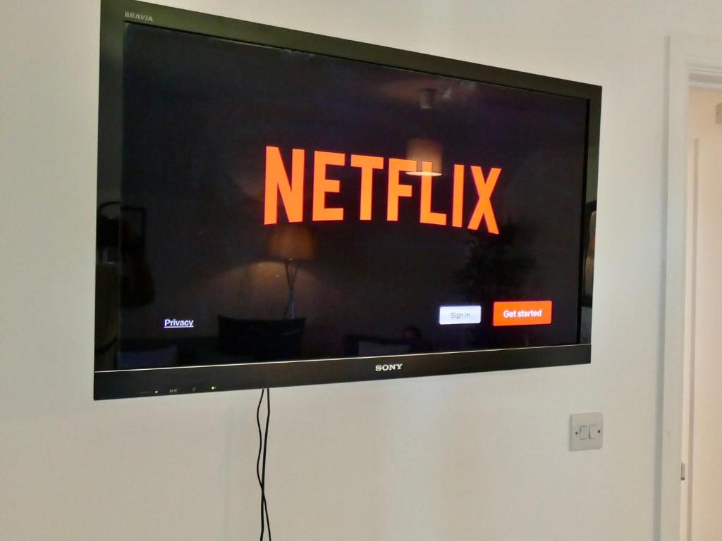 TV a/nebo společenská místnost v ubytování 4 Beds 2 Bath Close To Gen-hospital Free Parking
