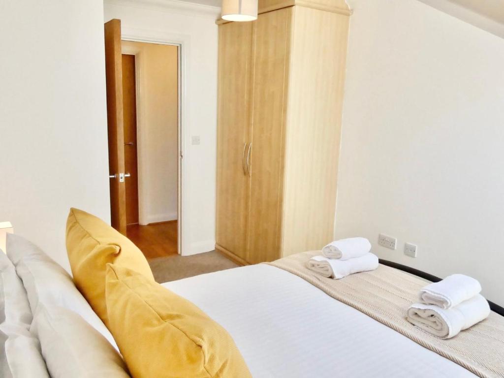 Postel nebo postele na pokoji v ubytování 4 Beds 2 Bath Close To Gen-hospital Free Parking