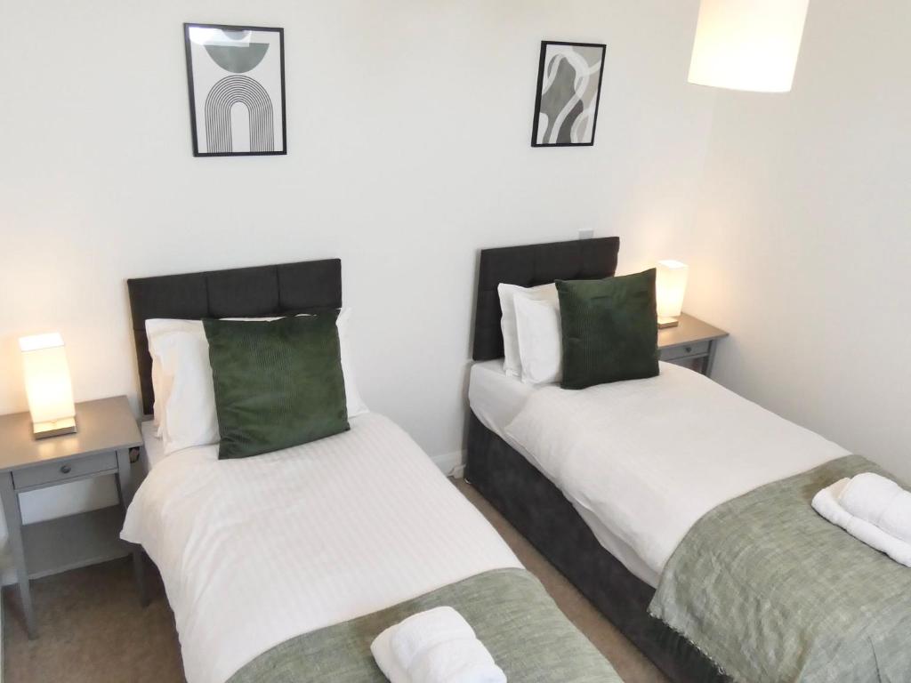 Postel nebo postele na pokoji v ubytování 4 Beds 2 Bath Close To Gen-hospital Free Parking