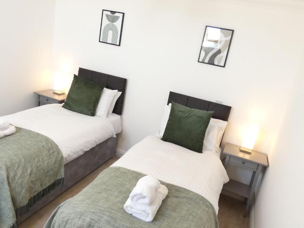 Postel nebo postele na pokoji v ubytování 4 Beds 2 Bath Close To Gen-hospital Free Parking