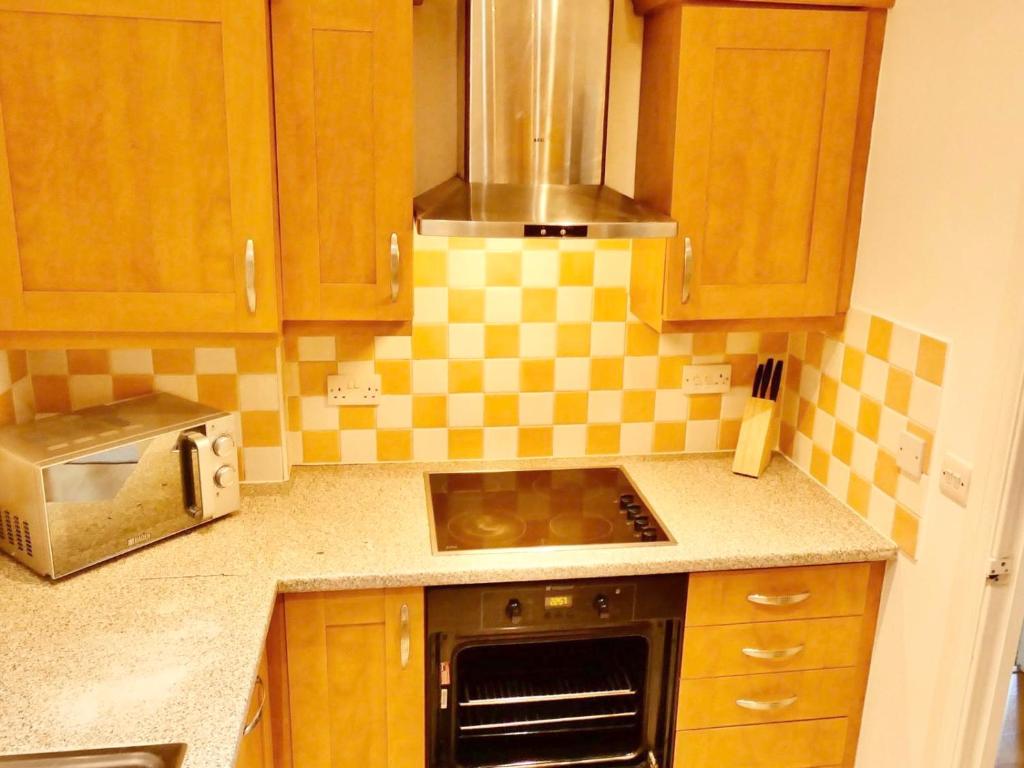 Kuchyň nebo kuchyňský kout v ubytování 4 Beds 2 Bath Close To Gen-hospital Free Parking