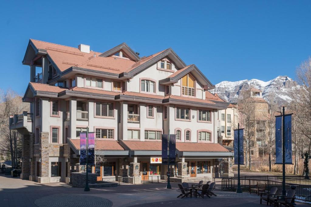 Centrum 302 by AvantStay Gorgeous Condo w Great Views Steps Away From Ski Runs v zime