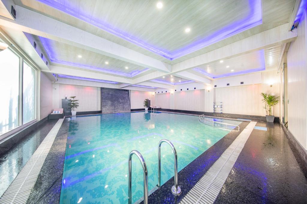 Bazén v ubytování ARCO Hotels and Resorts Srinagar nebo v jeho okolí